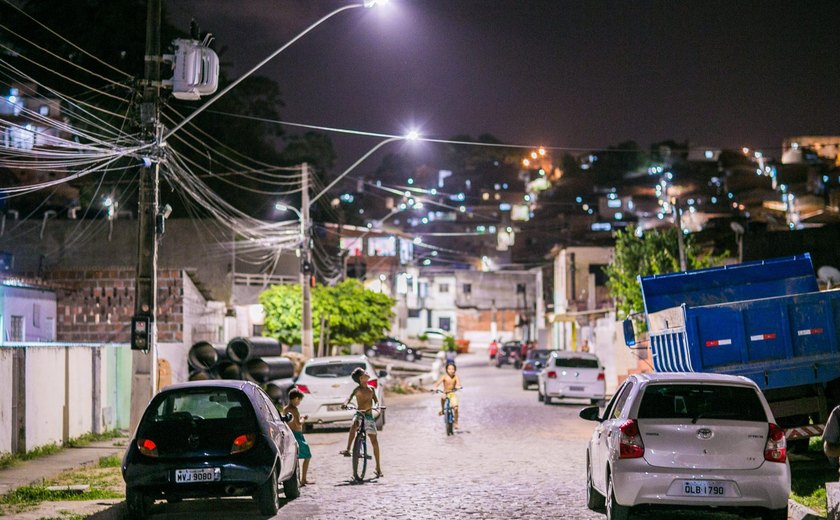 Prefeitura leva iluminação 100% LED a 36 comunidades assistidas pelo Brota na Grota