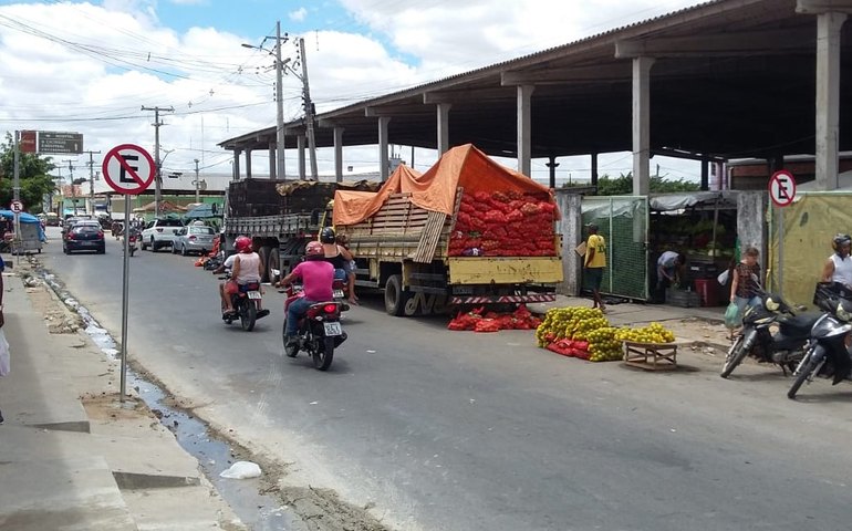 Prefeitura instala nova sinalização vertical no Mercado Público de Arapiraca