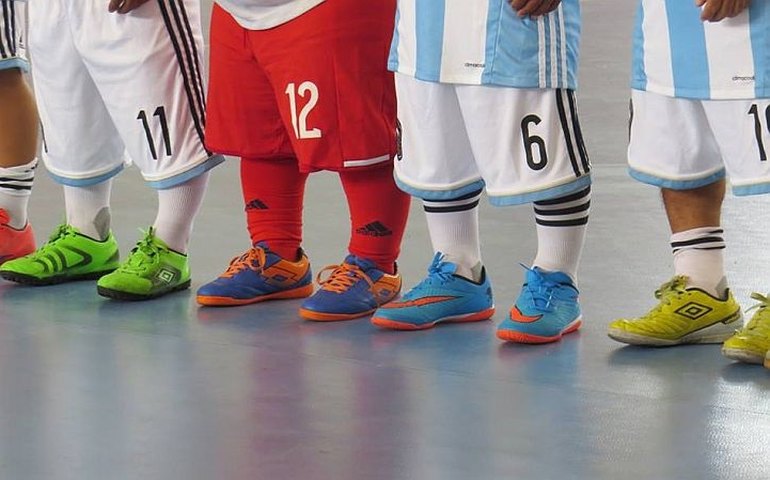 Após sofrer três gols de pênalti,  Paraguai abandona final da Copa do Mundo do Futsal de Nanismo alegando 'roubo'