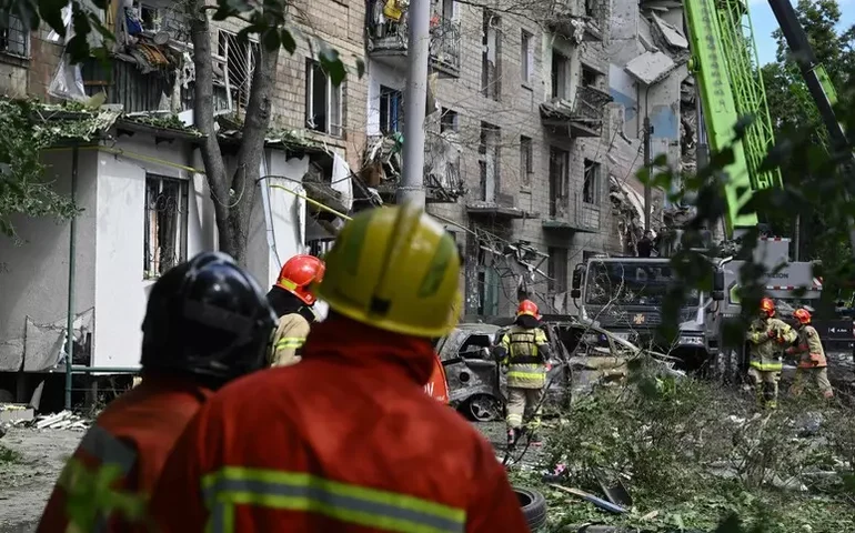 Ataque da Rússia contra Kiev deixa mortos e provoca incêndios