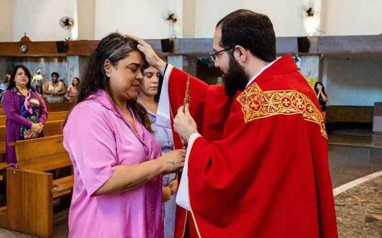 'A cura já é minha': Preta Gil visita igreja em meio a tratamento e polêmicas de traição do ex