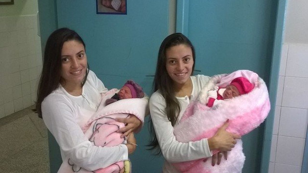 Gêmeas idênticas dão à luz juntas, no mesmo hospital e de parto normal