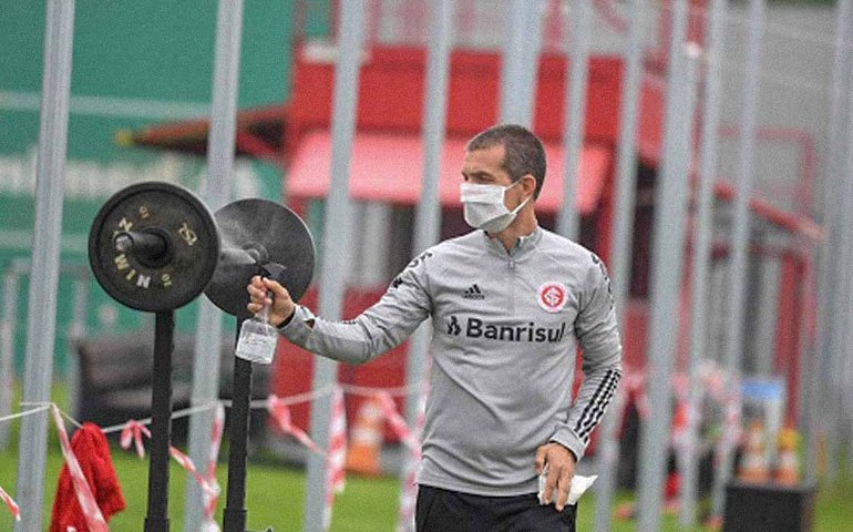 Inter faz treino com bola à distância e demite 8% dos funcionários