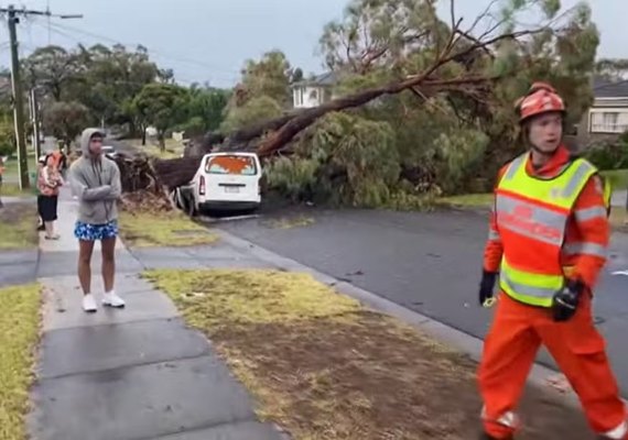 Tormentas matam uma pessoa e deixam 530 mil casas sem energia na Austrália; fotos e vídeo