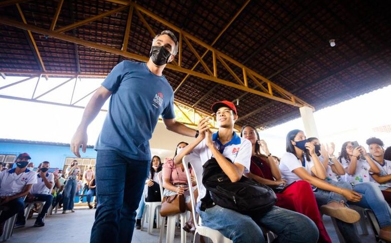 Com repasse de R$ 100 por aluno, cartão escola 10 é aprovado na ALE e deve entrar em vigor este ano