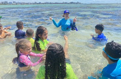 Projeto Barco-Escola abre temporada de educação ambiental com aula nas Piscinas Naturais da Pajuçara