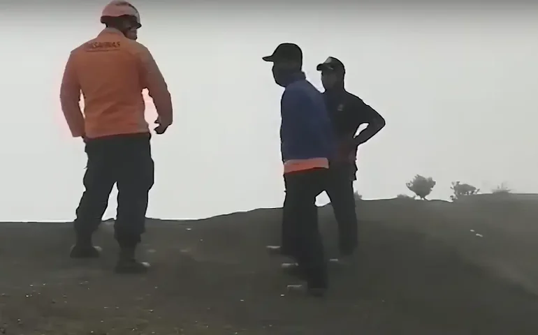 Corpo de brasileira é resgatado de vulcão na Indonésia