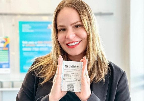 Paulinha Leite mostra bilhete premiado da Lotofácil da Independência: 'É tetra!'