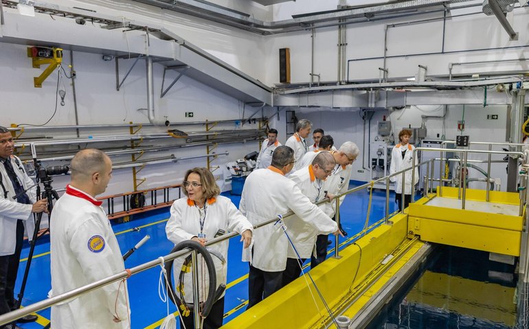 Com apoio da Marinha, Brasil dribla falta de recursos na produção de radiofármacos contra o câncer