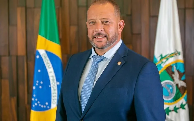 Presidente em exército da Alerj, Delaroli exonera braços-direitos de Bacellar após nova operação