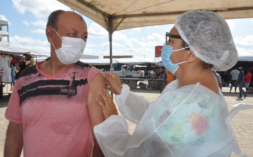 Prefeitura de Piranhas promove mutirão da vacinação durante feira livre do município