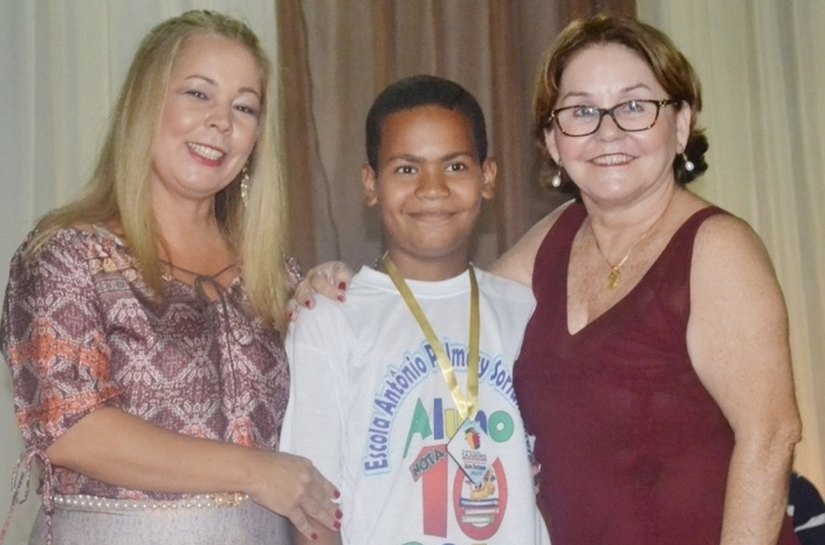 Educação de Cajueiro premia professores e alunos nota 10