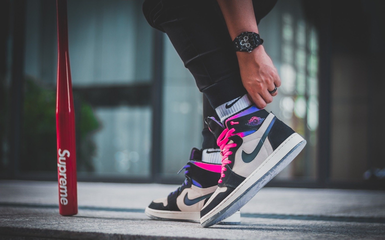 Os Bastidores dos Grandes Patrocínios Esportivos: Como são negociados contratos bilionários e seu impacto em clubes e atletas