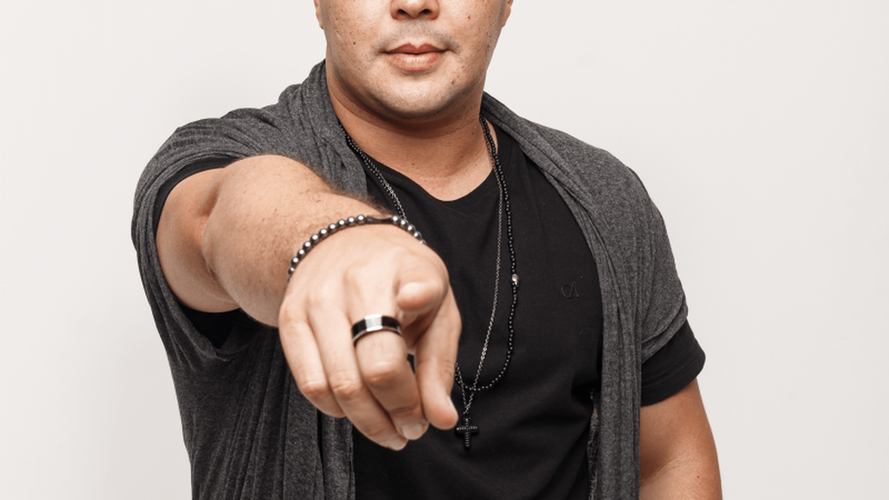 Cantor Diego Faria volta em grande estilo ao Brasil