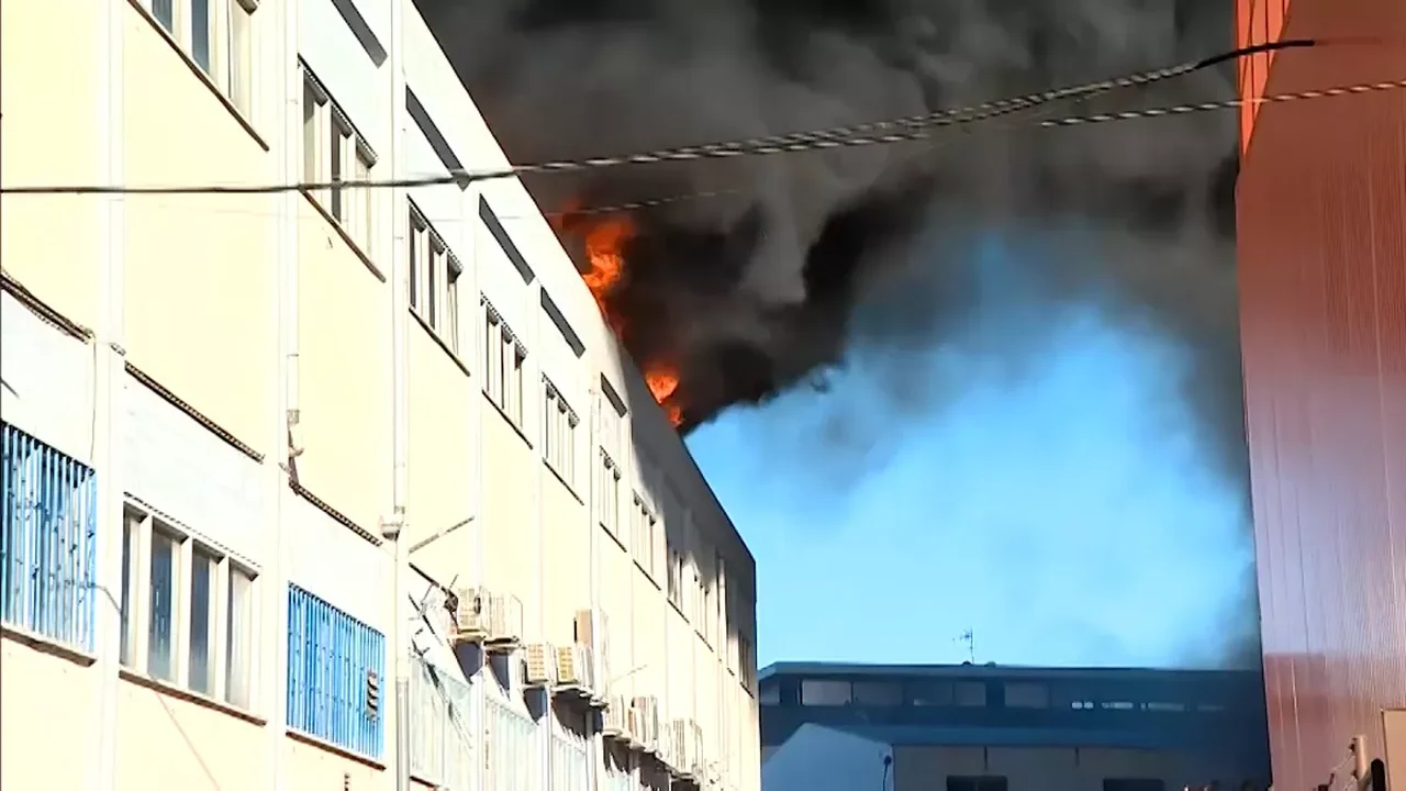 Incêndio destrói mais de 200 carros nos arredores do Aeroporto de Lisboa; vídeo