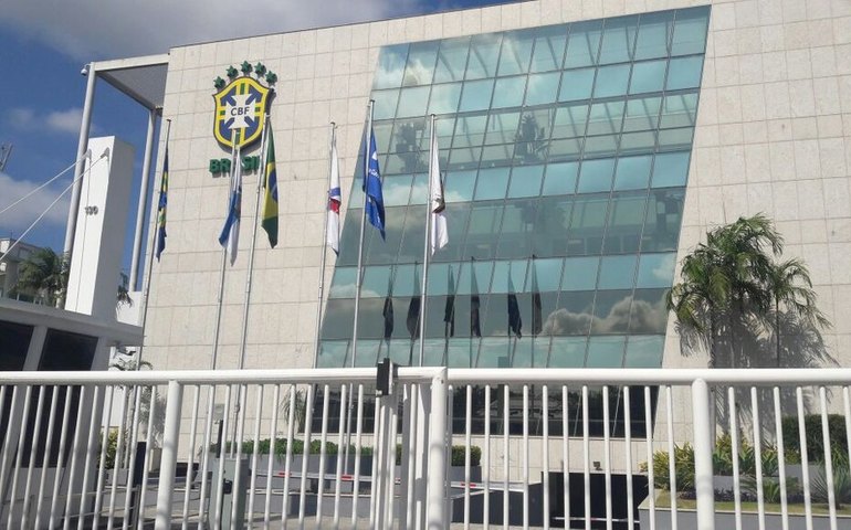 Frente Nacional Antirracista se reúne na CBF e apresenta projetos para o futebol