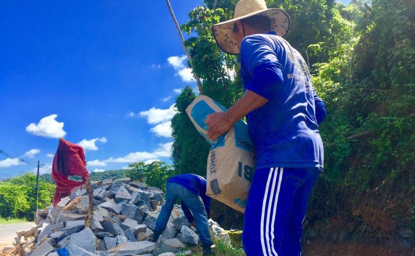 Infraestrutura inicia obra de recuperação de canaleta na Ladeira de Fernão Velho