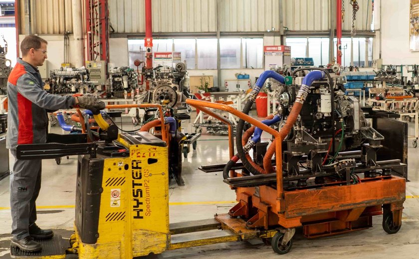 Produção industrial cai em 11 dos 18 locais pesquisados em abril contra abril de 2024, diz IBGE