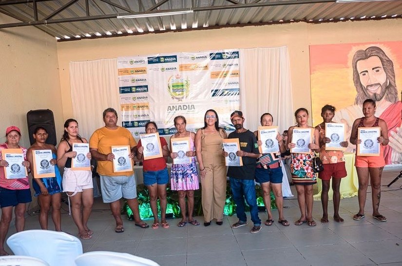Prefeitura de Anadia concede títulos de propriedade gratuitos a dezessete famílias