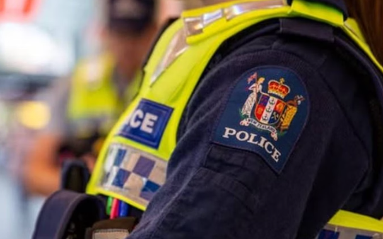 Mulher é presa após criança ser encontrada viva em mala no bagageiro de ônibus na Nova Zelândia