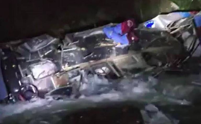 Queda de ônibus em abismo deixa 23 mortos no norte do Peru