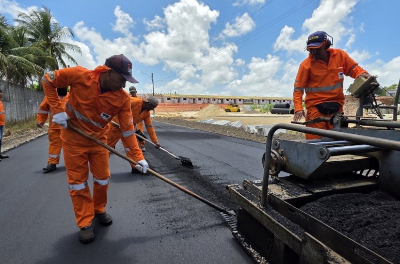 Prefeitura conclui último trecho de pavimentação da Av. Senador Arnon de Melo