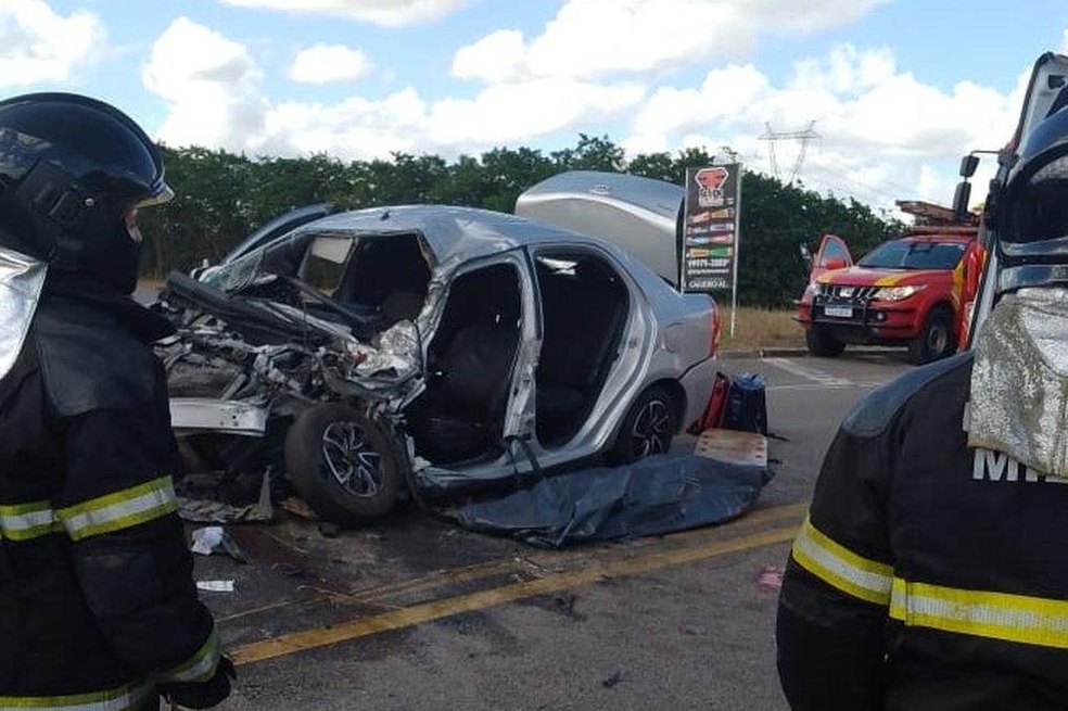 Colisão entre carro e caminhão deixa um morto e dois feridos na BR-316, em Cajueiro (AL)