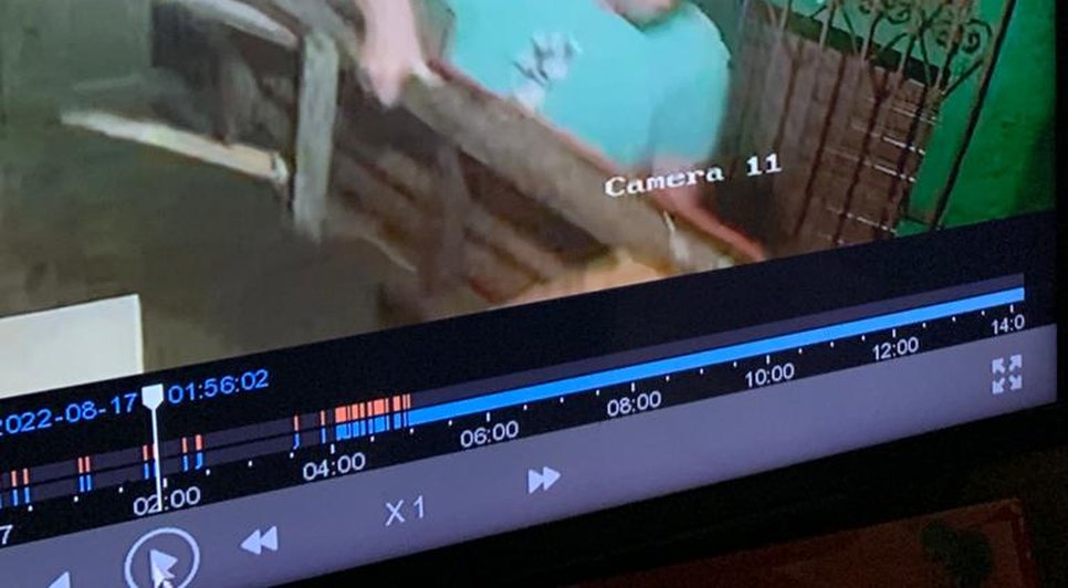 Homem é flagrado furtando banco de madeira em Aracaju; VÍDEO