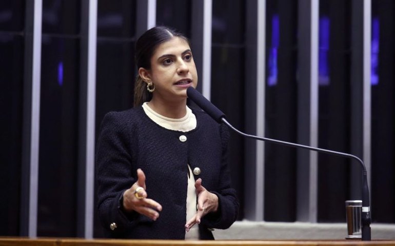 Projeto prevê até 3 anos de prisão para quem divulgar, sem autorização, vídeo sexual falso de mulher