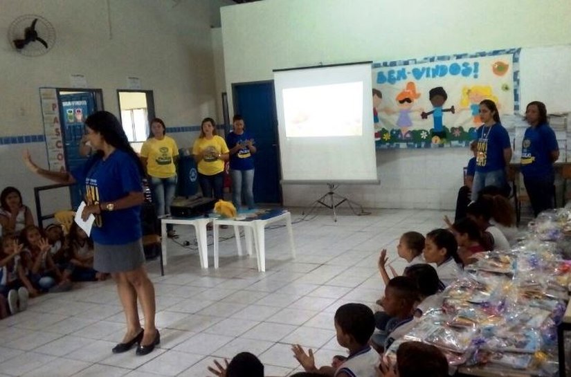Alunos da Uninassau arrecadam materiais e doam a escolas do Vergel