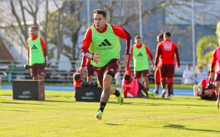 Internacional chega a Itu para iniciar treinamentos antes de jogos da Copa Sul-Americana
