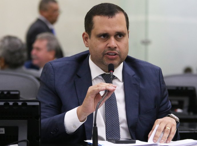 Fernando Pereira solicita sessão para debater serviço prestado pela Águas do Sertão