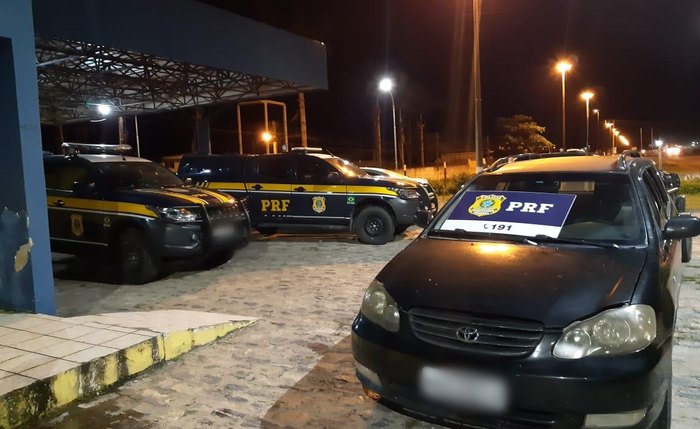 PRF localiza veículo roubado e prende homem por receptação