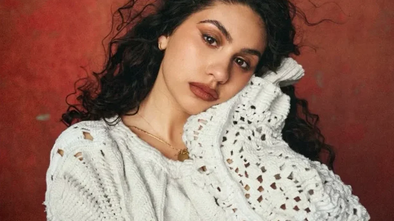Alessia Cara passa por momento constrangedor e esquece hino nacional em amistoso