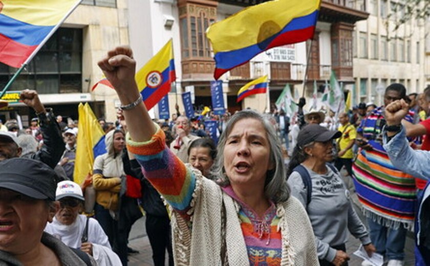 Manifestantes protestam contra governo Petro na Colômbia por insatisfação com violência e reformas de saúde