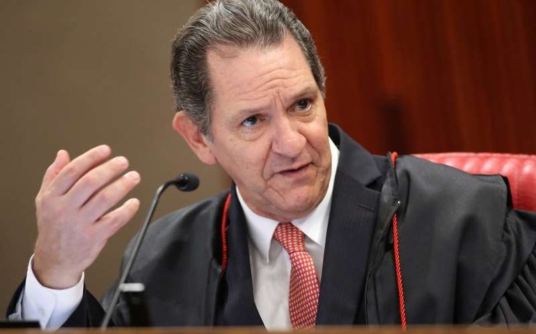 Presidente do STJ decide colocar Queiroz em prisão domiciliar