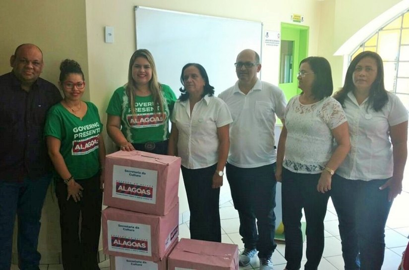 Secretaria de Cultura entrega 500 livros para bibliotecas municipais