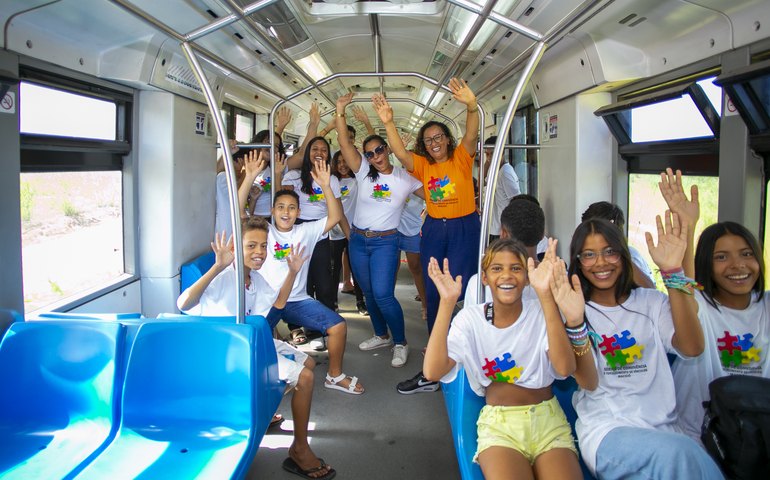 Adolescentes do Serviço de Convivência passeiam de VLT pela primeira vez