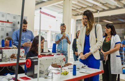 Primeira-dama conhece alunos de curso de costureiro industrial ofertados pela Assistência Social