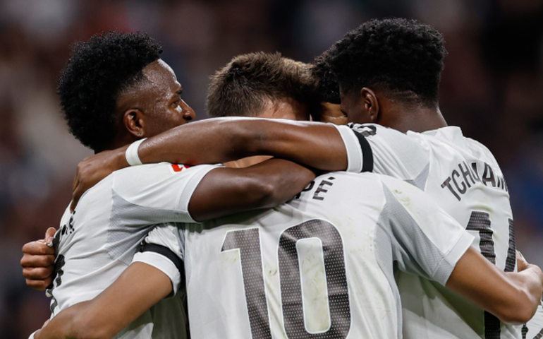 Vini Jr. perde pênalti, mas Real Madrid goleia Valencia e amplia vantagem na liderança