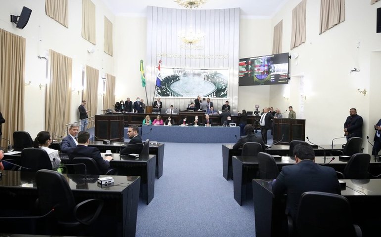 Plenário aprova PEC que dispõe sobre requisitos para reeleição da Mesa Diretora