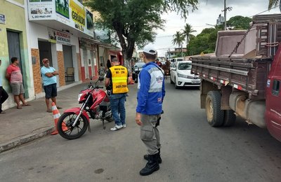 Lei Seca prende por embriaguez, recolhe CNHs e flagra inabilitados