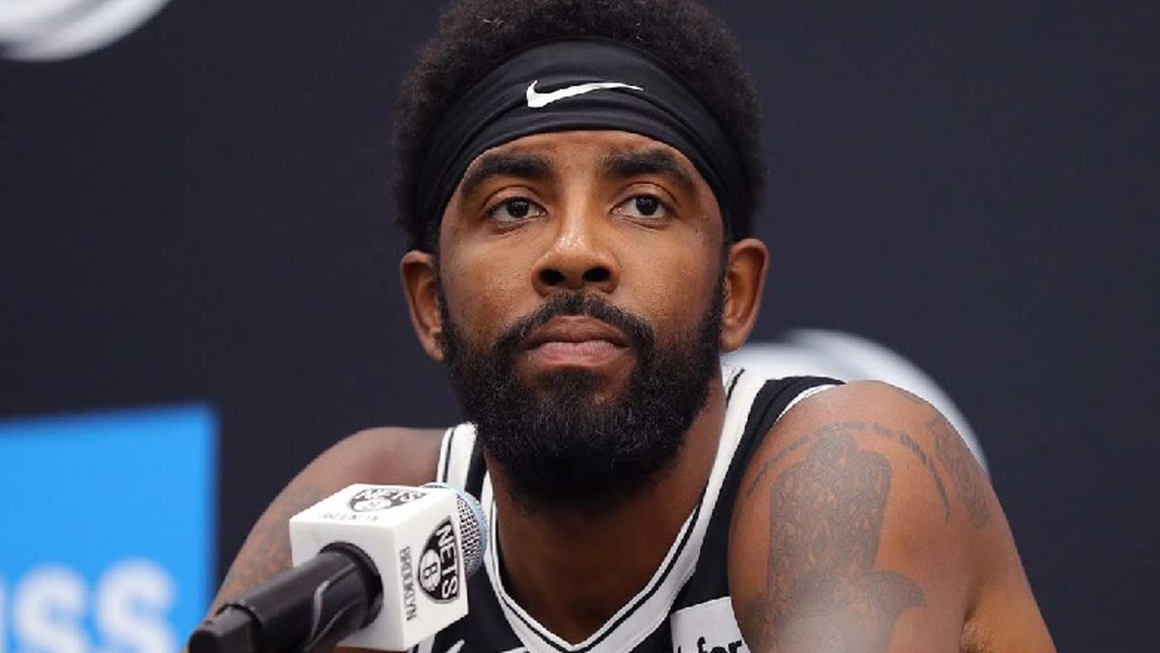 Nike e Kyrie Irving rompem contrato por causa de polêmica com filme antissemita