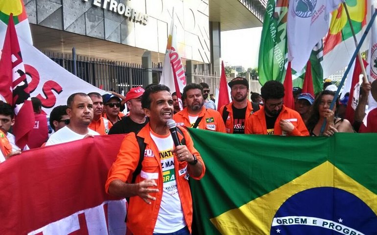 Petroleiros ameaçam greve após anúncio de política de corte de custos anunciada pela Petrobras