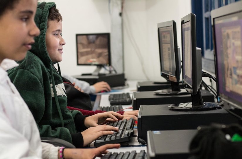 Como prevenir a violência digital entre crianças e adolescentes