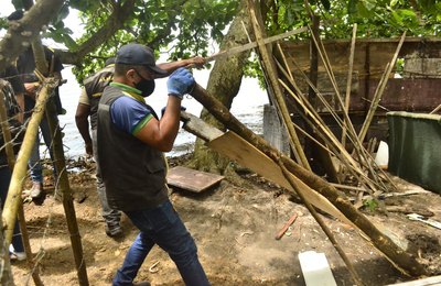 Convívio Social retira barracos construídos irregularmente às margens da Lagoa Mundaú