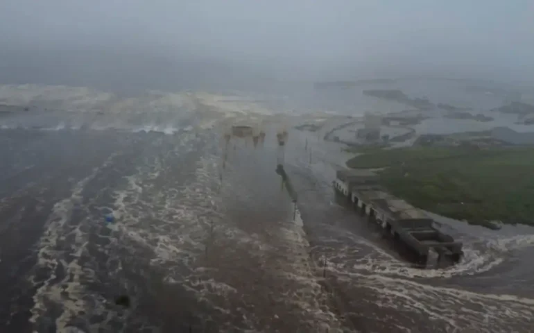 Tsunami causado por terremoto deixa cidade russa debaixo d'água