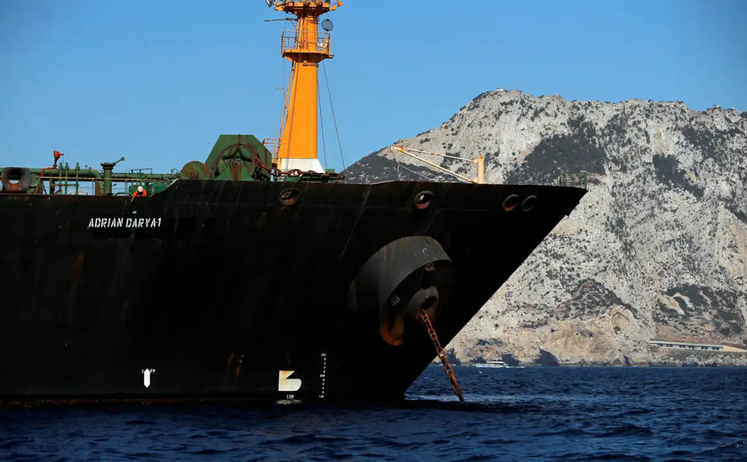 Navio cargueiro é liberado do gelo após ficar preso por dias em lago congelado