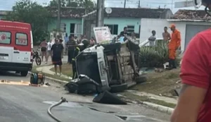 Susto no Natal: carro capota e deixa ferido em via urbana de Rio Largo