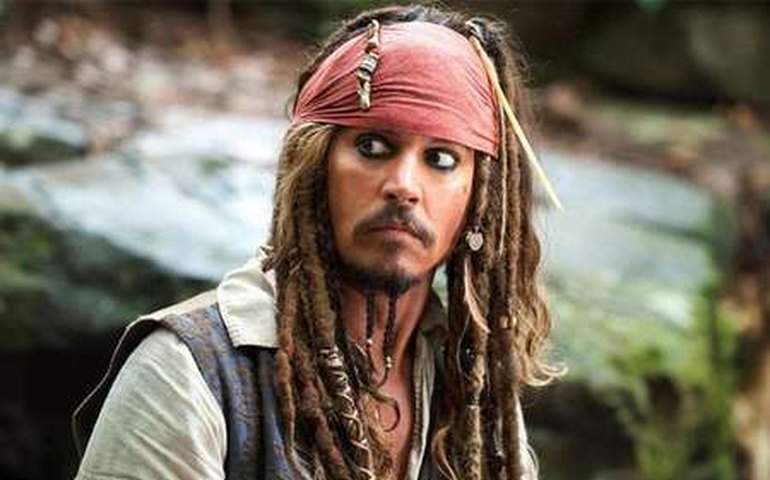Bangue-bangue e piratas. E com muito humor.